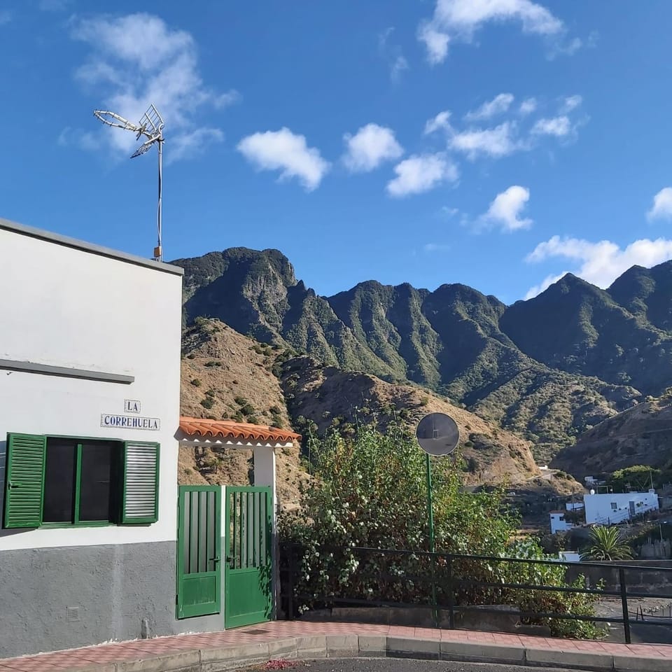Property building, Facade/entrance, Area and facilities