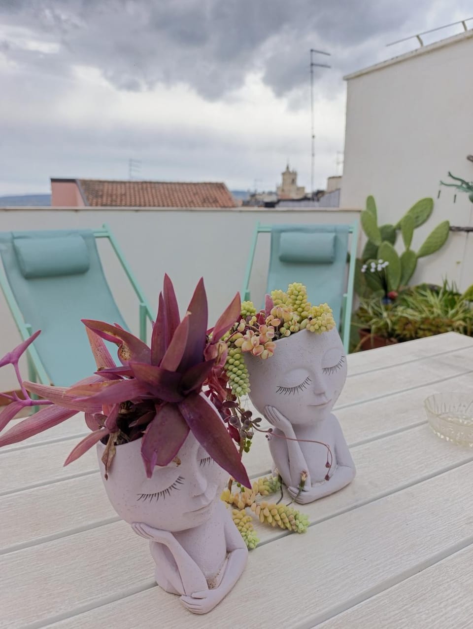 Property building, Balcony/Terrace, Decorative detail