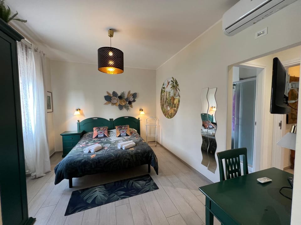 Bed, Bedroom, air conditioner