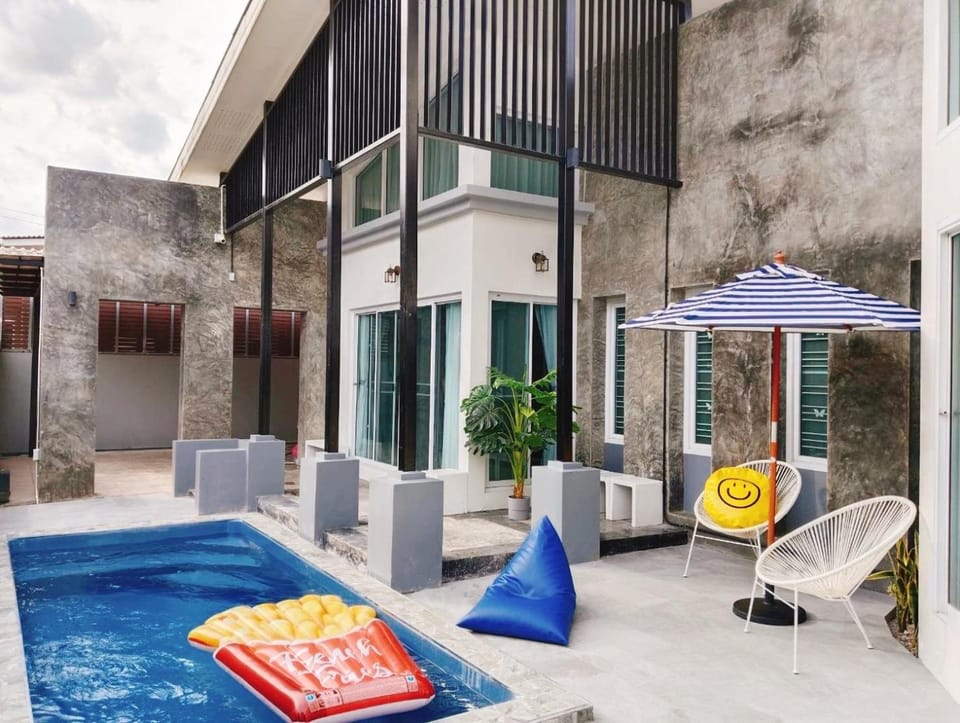 Day, Pool view, Swimming pool, sunbed