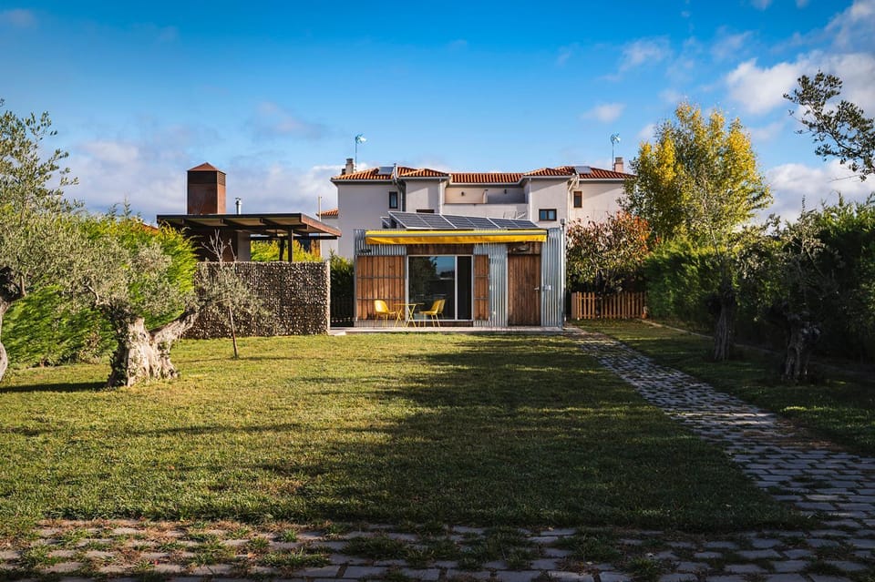 Property building, Facade/entrance, Garden, Garden