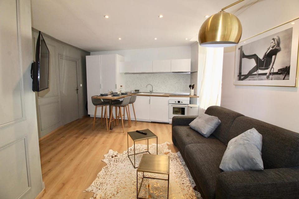 Kitchen or kitchenette, Living room