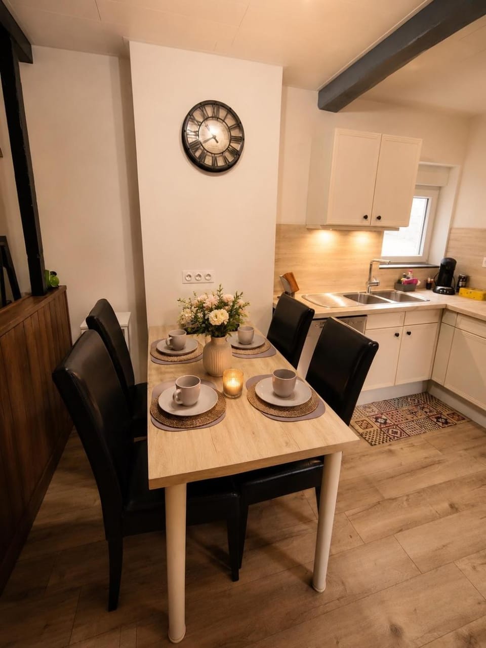 Kitchen or kitchenette, Dining area