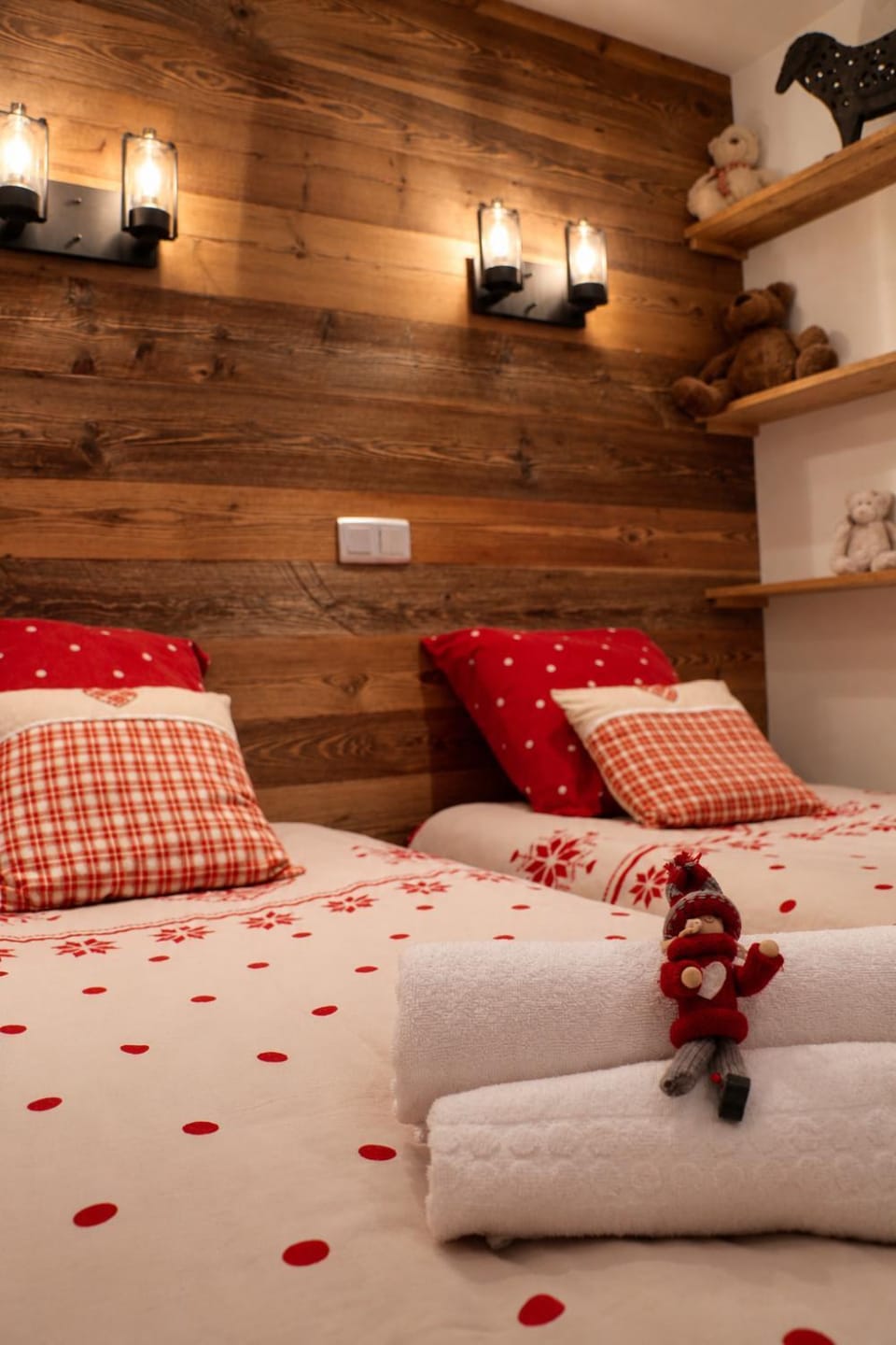 Bed, Photo of the whole room, Bedroom, towels