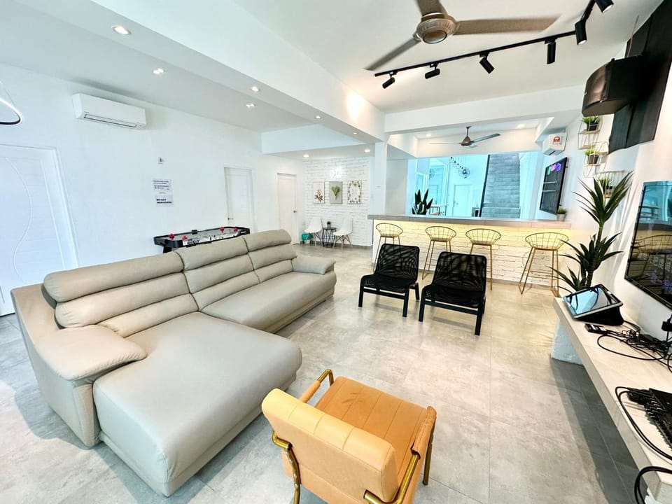 H&H 3 【Karaoke•Private Pool•BBQ•Steamboat•19 Pax】 Villa in Malacca