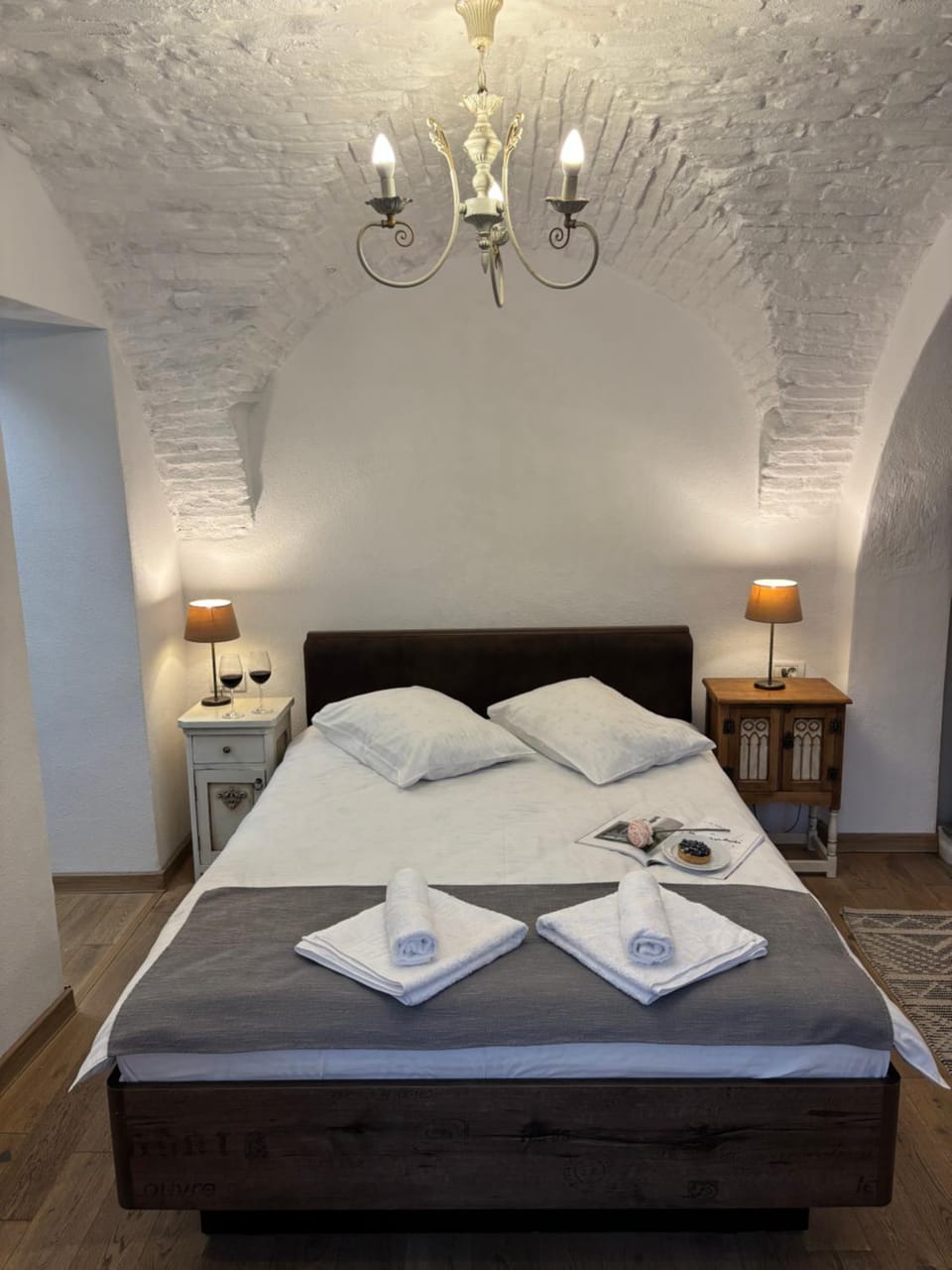 Bed, Photo of the whole room, Bedroom, towels