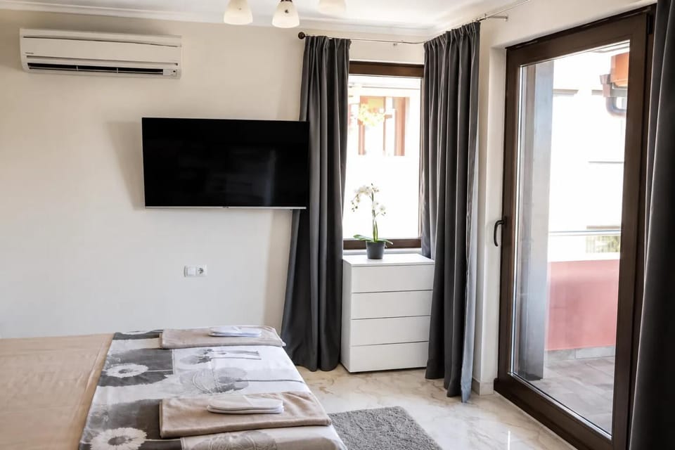 Bed, TV and multimedia, Bedroom, air conditioner