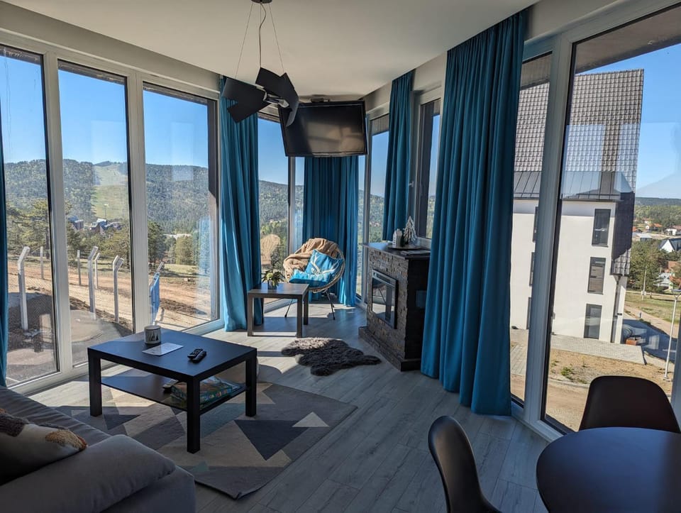 TV and multimedia, Living room, Seating area, Mountain view