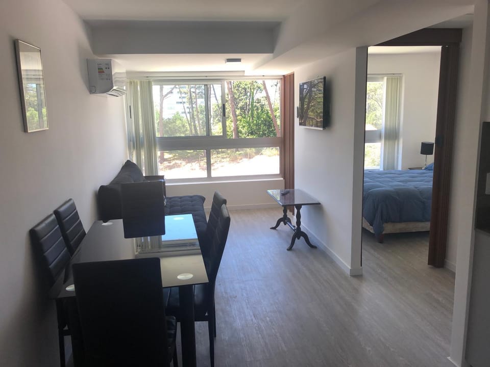 Apartamento Punta del Este piscina abierta y cubierta climatizada gimnasio cancha fútbol Netflix parrillero Apartment in Punta del Este