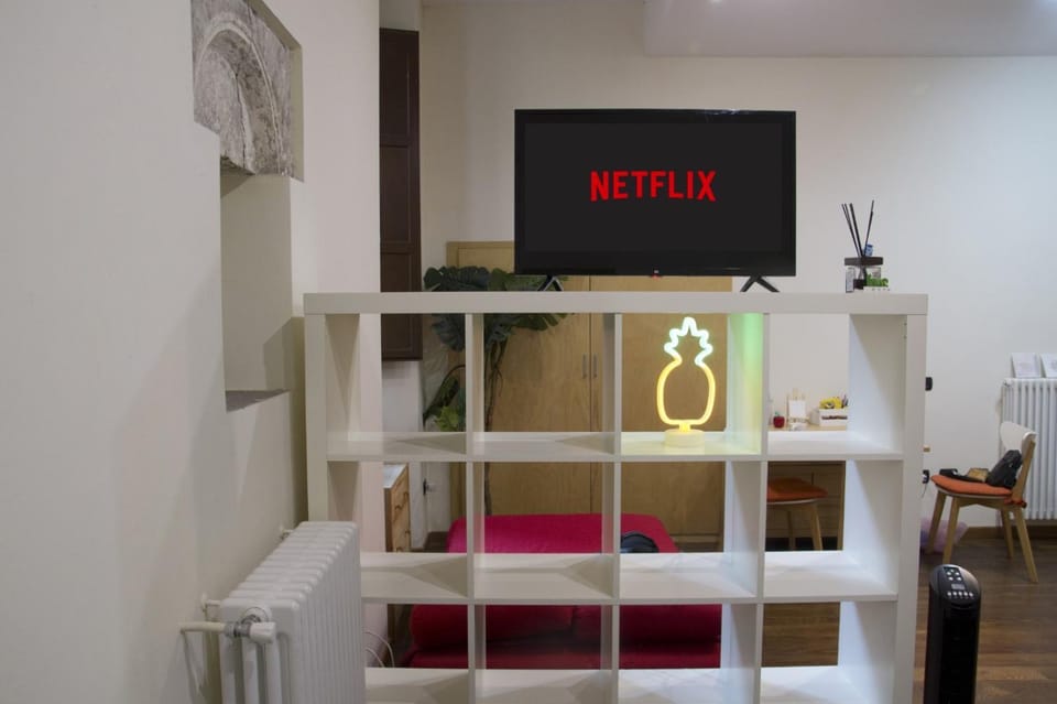 Bed, TV and multimedia, Photo of the whole room, Dining area, Bedroom, towels