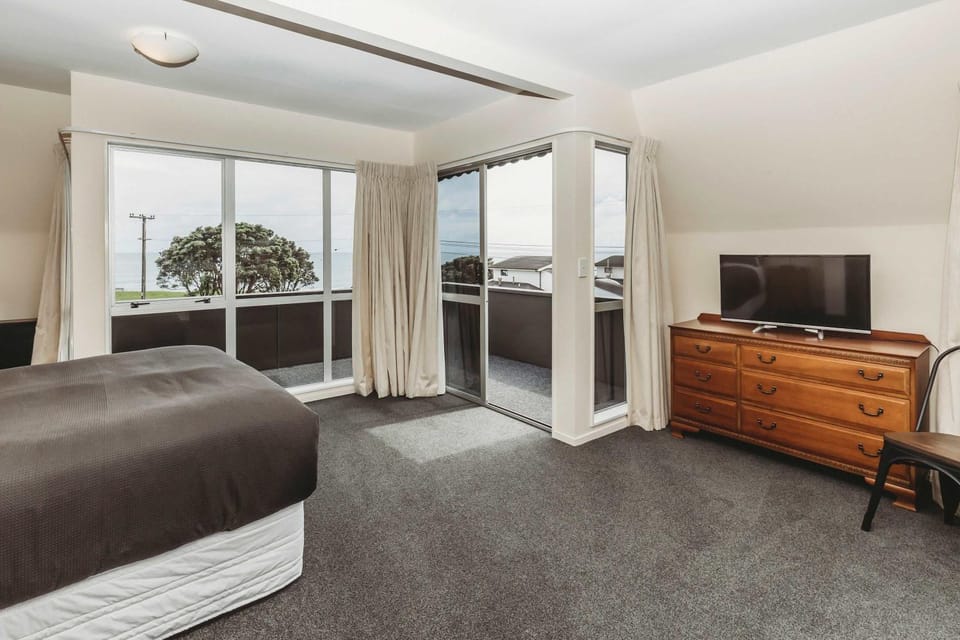 Blue Haven On Belt - seconds to coastal walkway House in New Plymouth