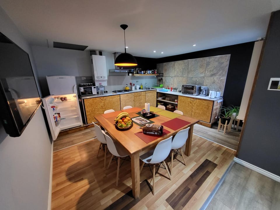 Kitchen or kitchenette, Dining area, Food, minibar, toaster