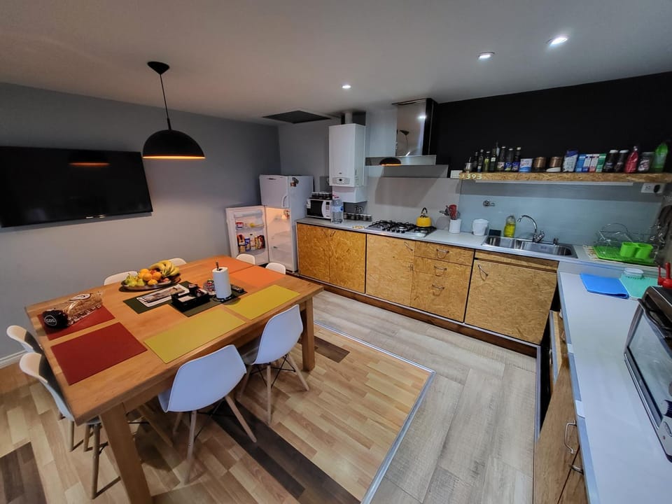 Coffee/tea facilities, Kitchen or kitchenette, Food and drinks, Dining area, Food, Drinks, minibar, pet friendly, stove