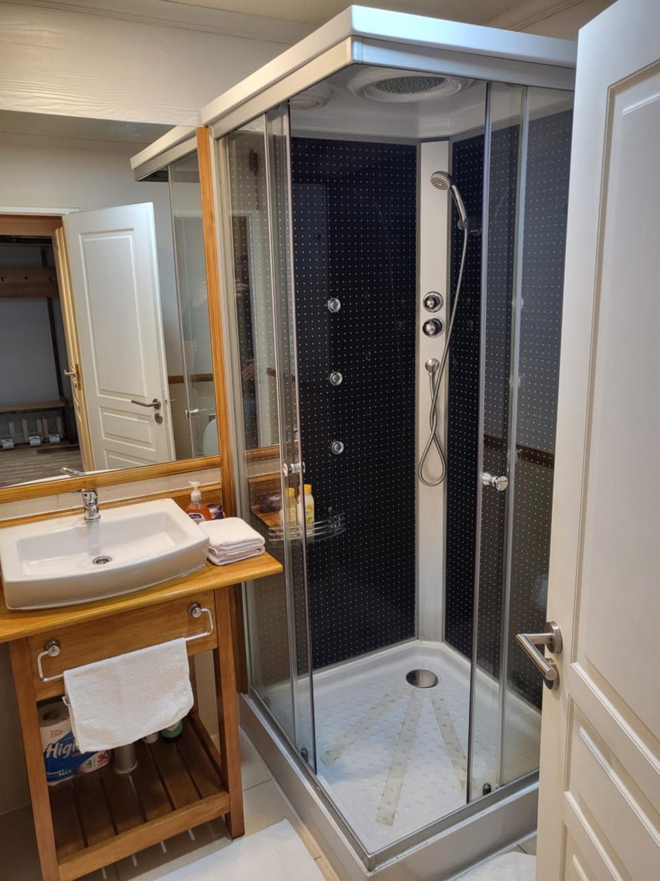 Shower, Bathroom, towels