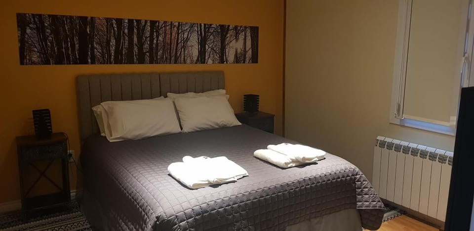 Bed, Photo of the whole room, Bedroom, internet, towels