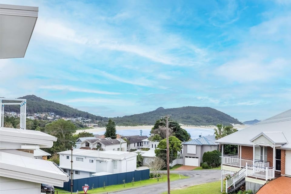 Golden Sands 2 Short Street, Air Con, Wifi, Beach View House in Fingal Bay