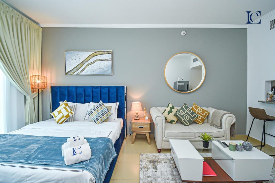 Bed, Photo of the whole room, Seating area, Bedroom