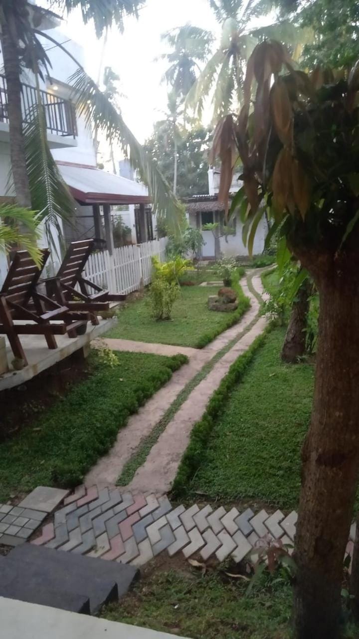 Petit Guest House Bed and Breakfast in Negombo
