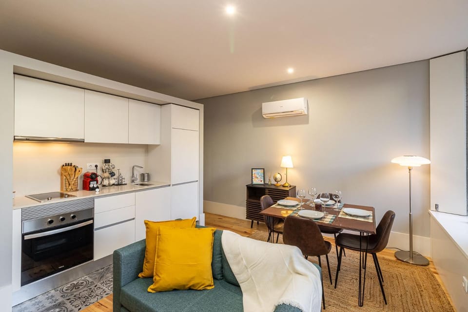 Coffee/tea facilities, Kitchen or kitchenette, Living room, Decorative detail, Seating area, Dining area, minibar, pet friendly, stove, air conditioner