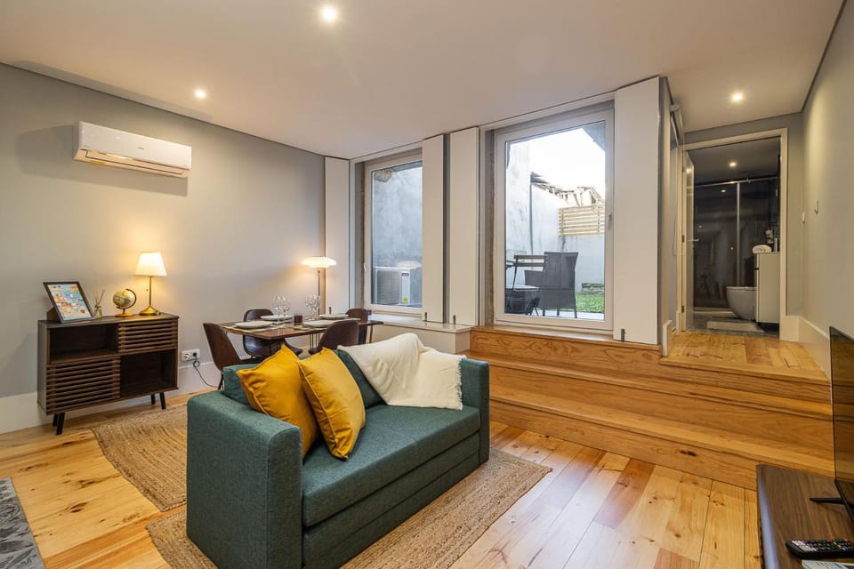 Communal lounge/ TV room, TV and multimedia, Living room, Decorative detail, Seating area, Dining area, Meals, air conditioner