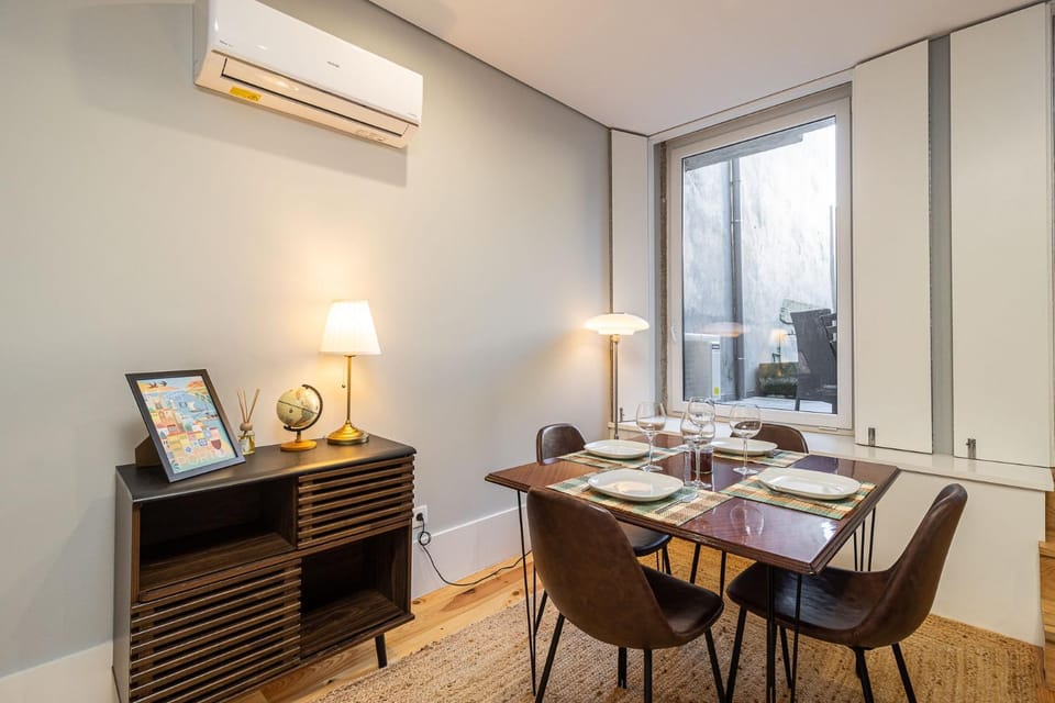 Communal lounge/ TV room, TV and multimedia, Living room, Decorative detail, Seating area, Dining area, Meals, air conditioner