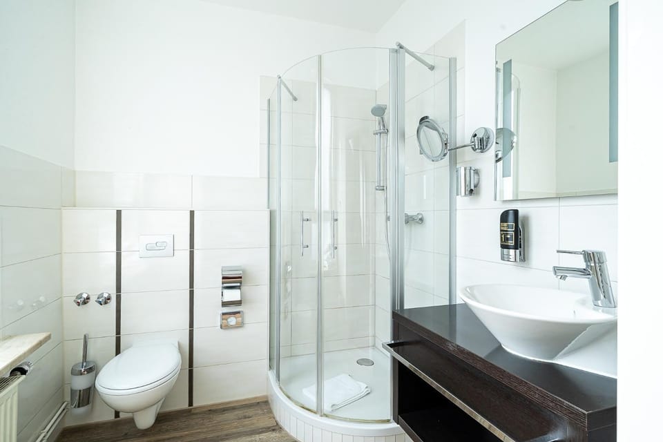 Shower, Toilet, Bathroom, towels