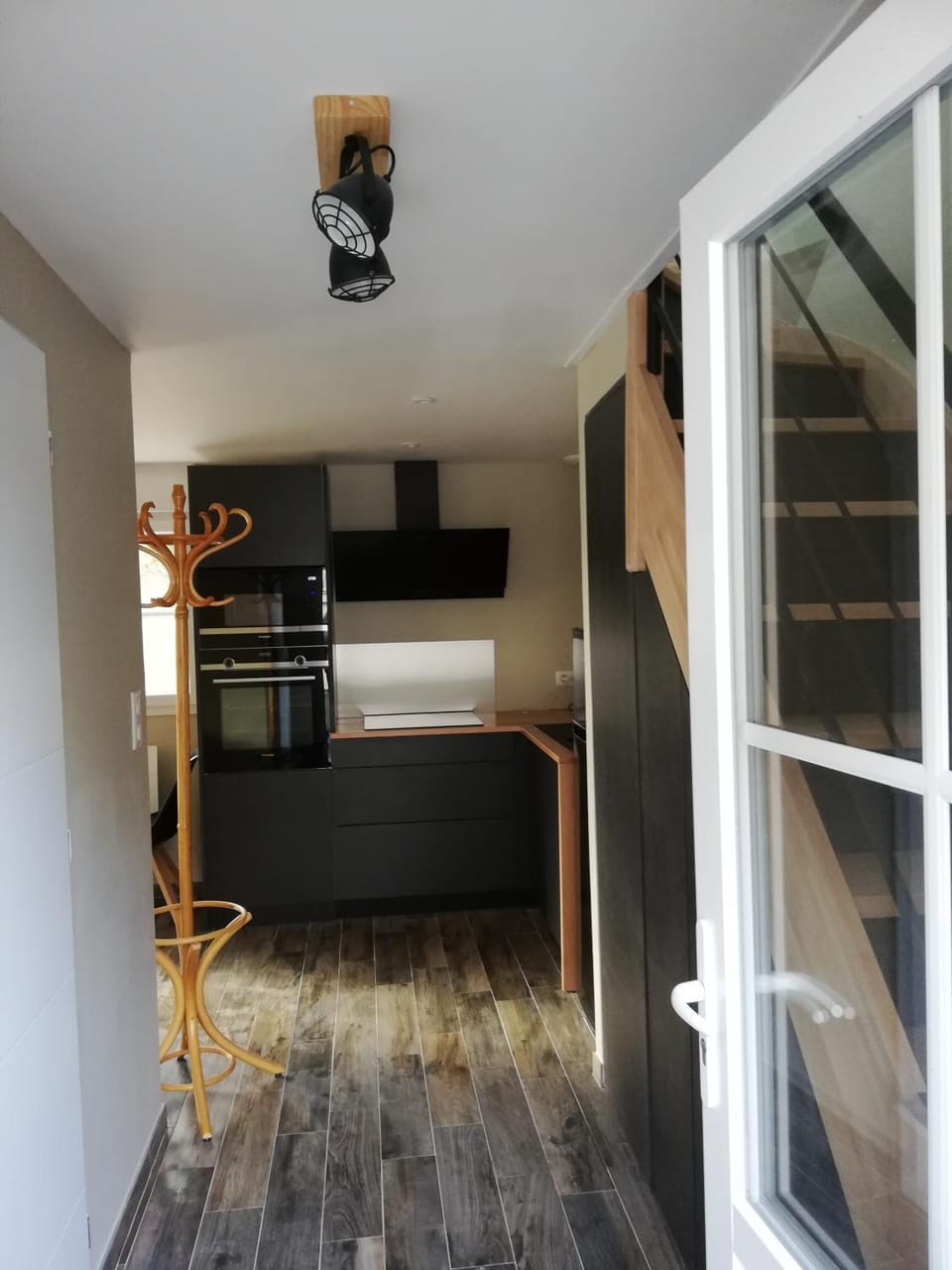 Facade/entrance, kitchen