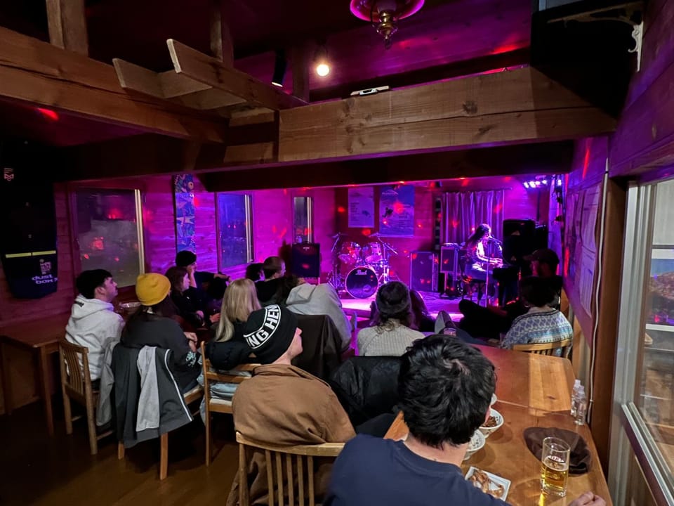 People, Nightclub / DJ, Lounge or bar, group of guests