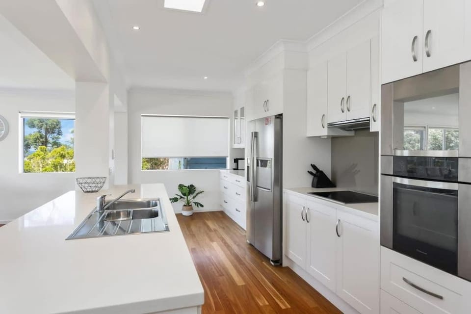 House of Views - enjoy ocean & golf course vistas House in Mollymook