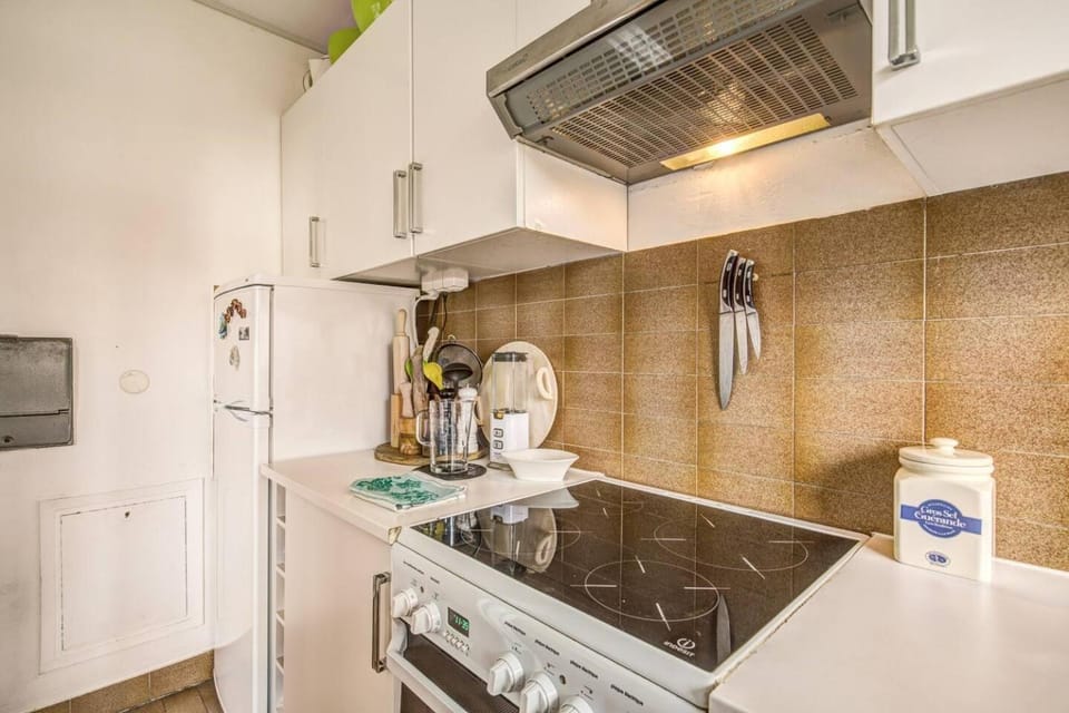 Kitchen or kitchenette, oven, stove