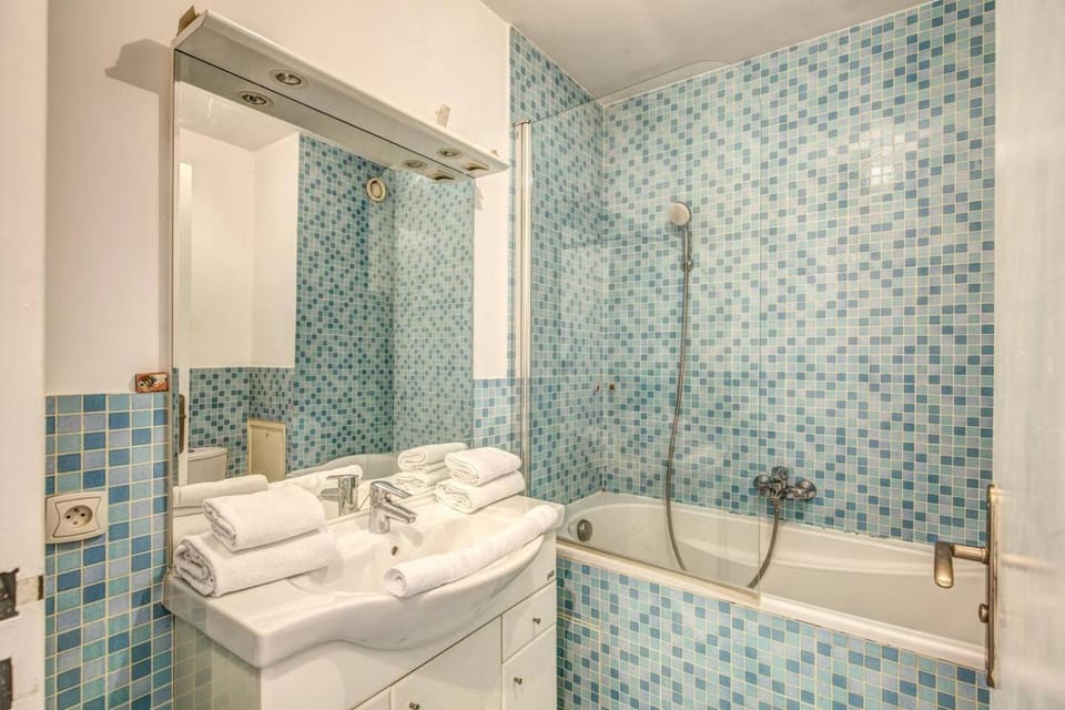 Shower, Bathroom, Bath, towels