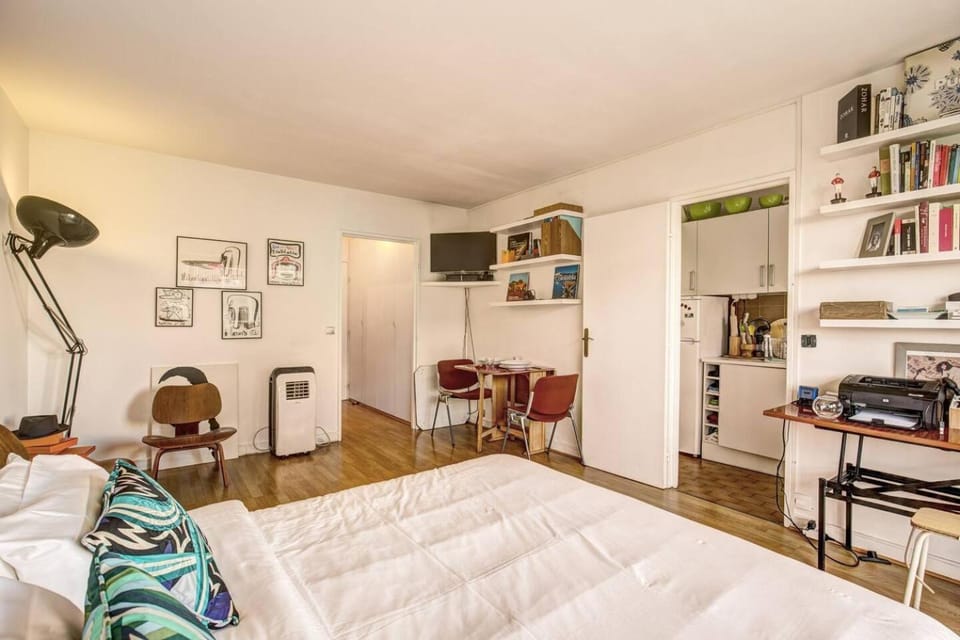 Photo of the whole room, Decorative detail, Bedroom