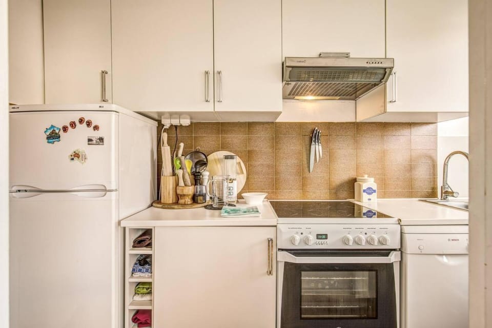 Kitchen or kitchenette, oven, stove