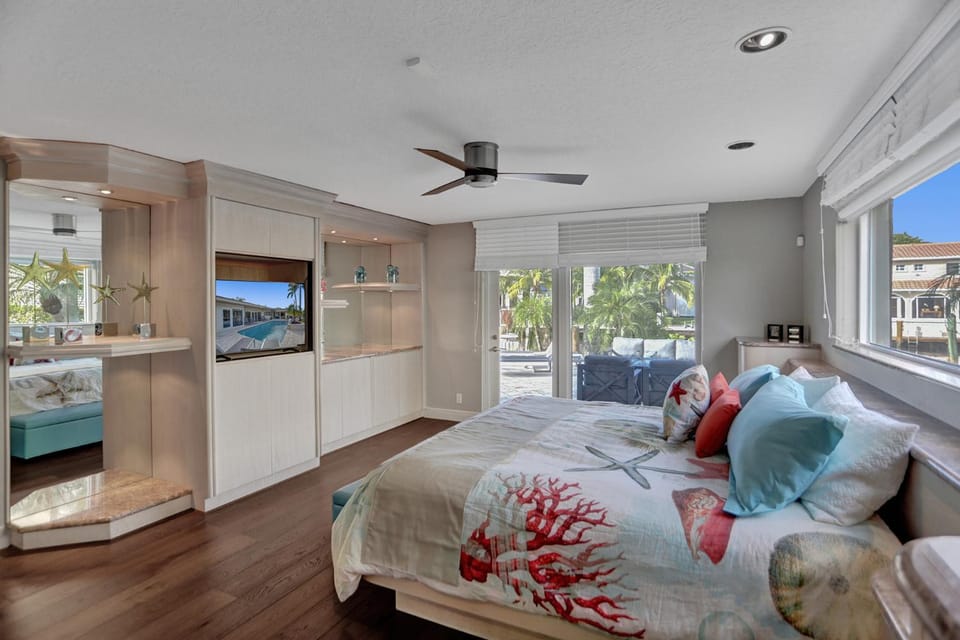 Bed, TV and multimedia, Bedroom, Pool view
