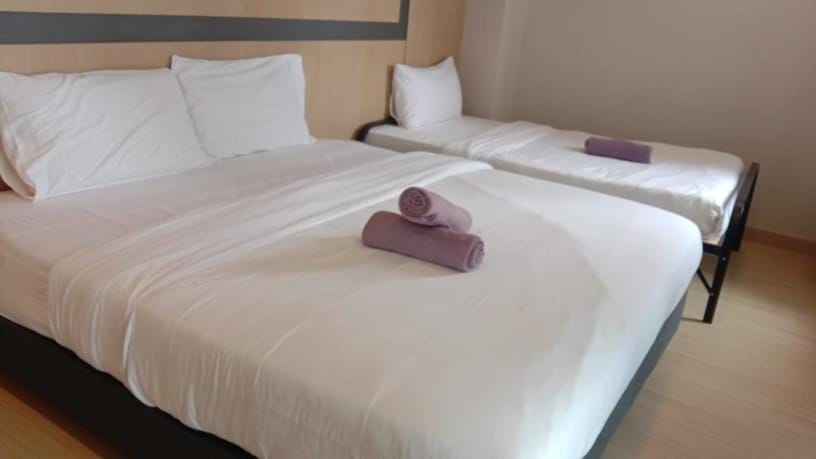 Photo of the whole room, Bedroom, towels