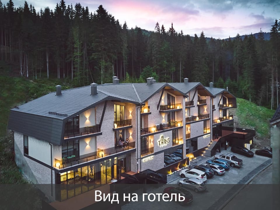 Property building, Day, Neighbourhood, Mountain view, Street view, Parking