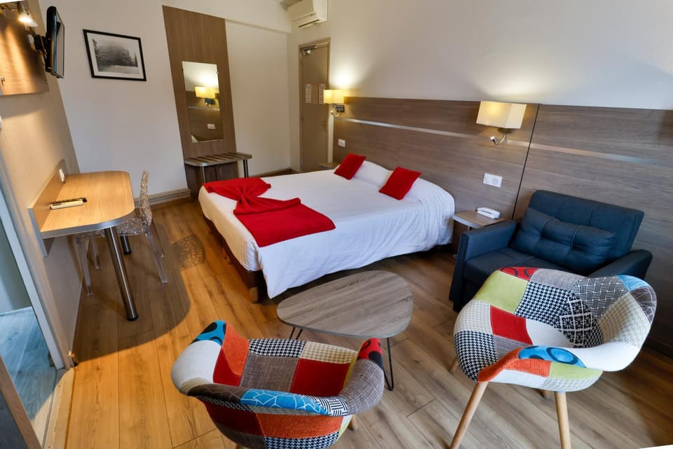 Bed, TV and multimedia, Living room, Photo of the whole room, Seating area, Bedroom