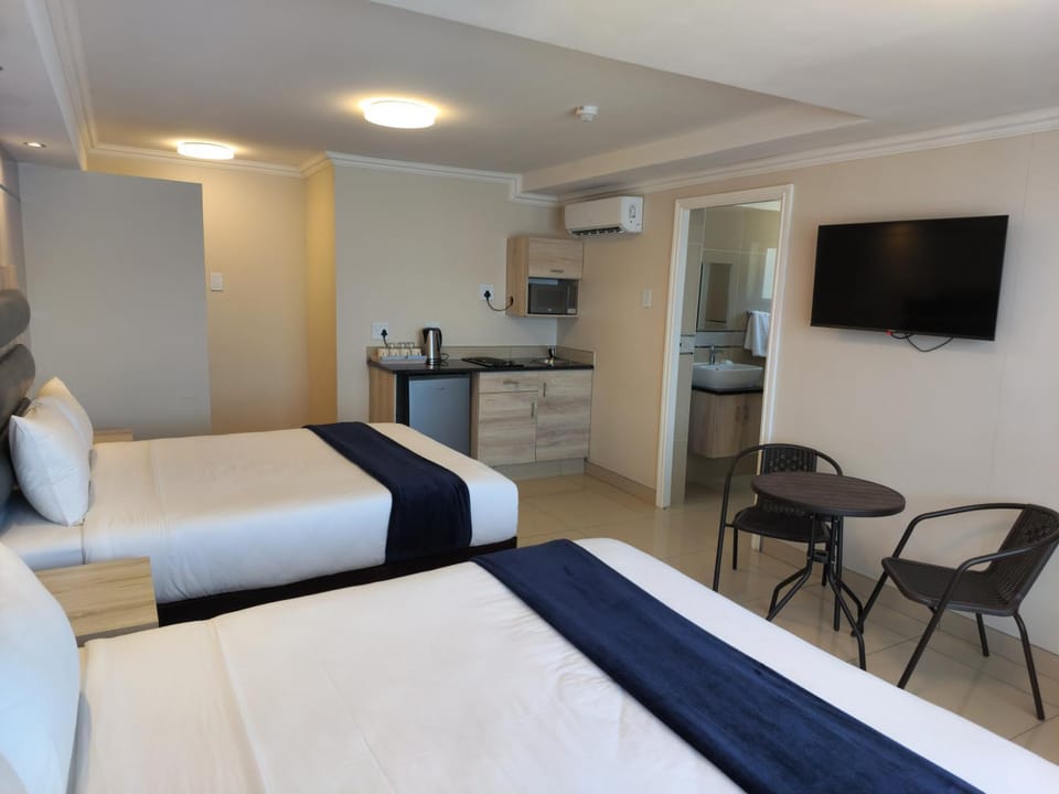 Bed, TV and multimedia, Kitchen or kitchenette, Photo of the whole room