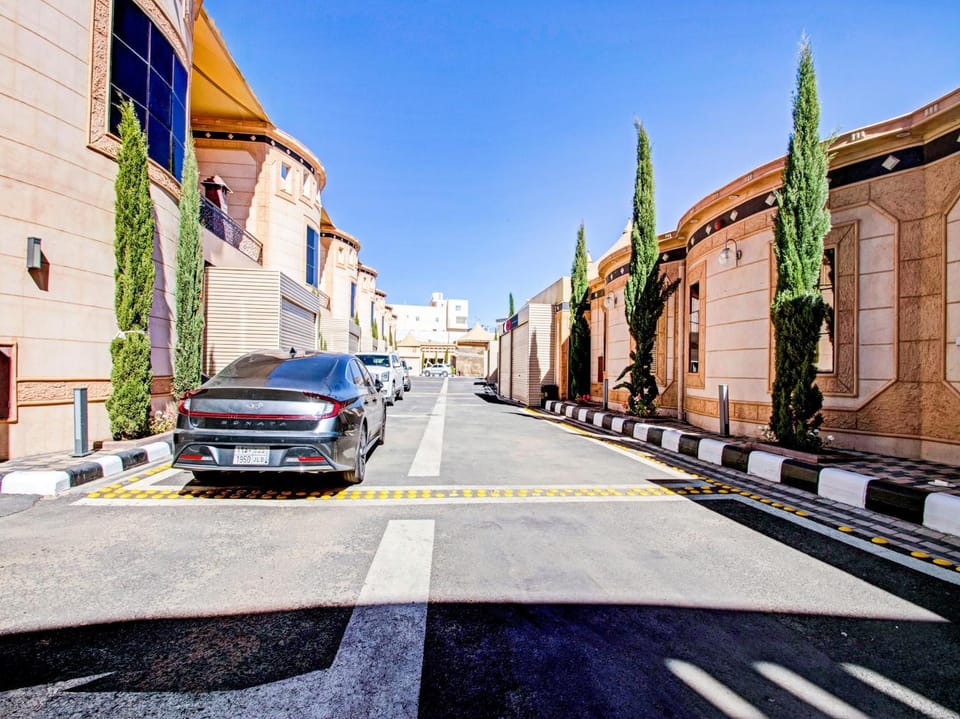 Neighbourhood, Street view