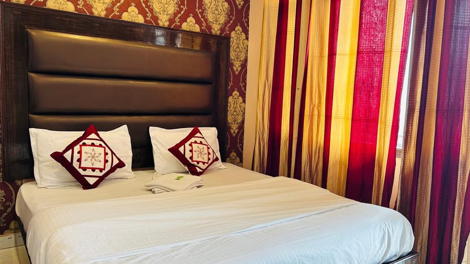 Bed, Seating area, Dining area, Bedroom, Quiet street view