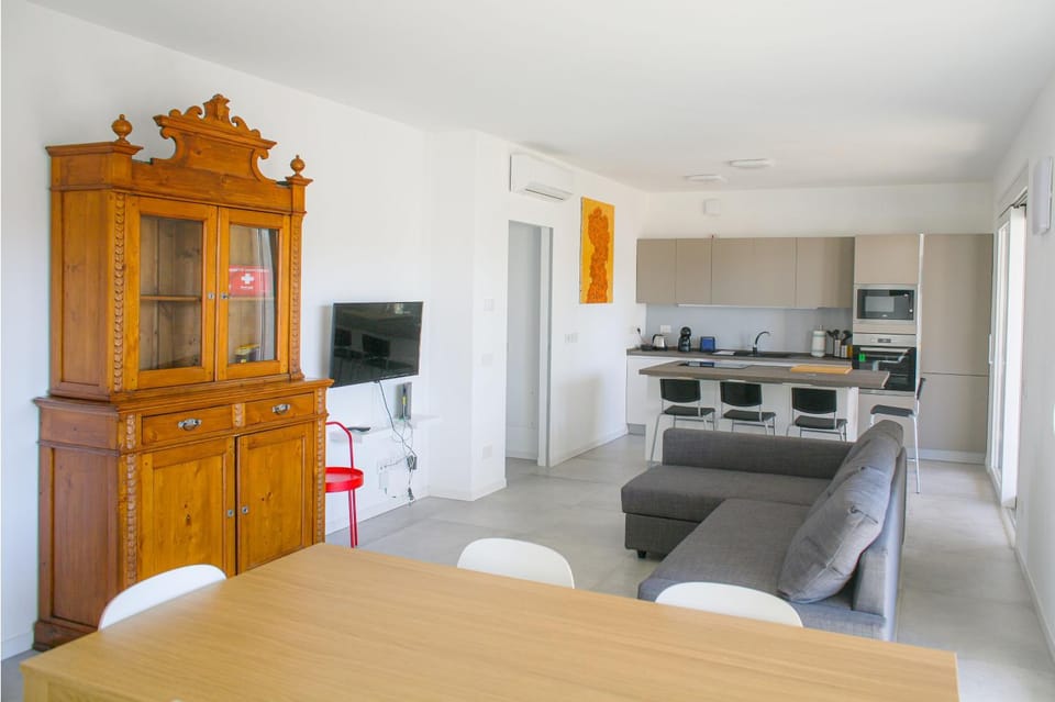 Kitchen or kitchenette, Living room, Seating area, Dining area