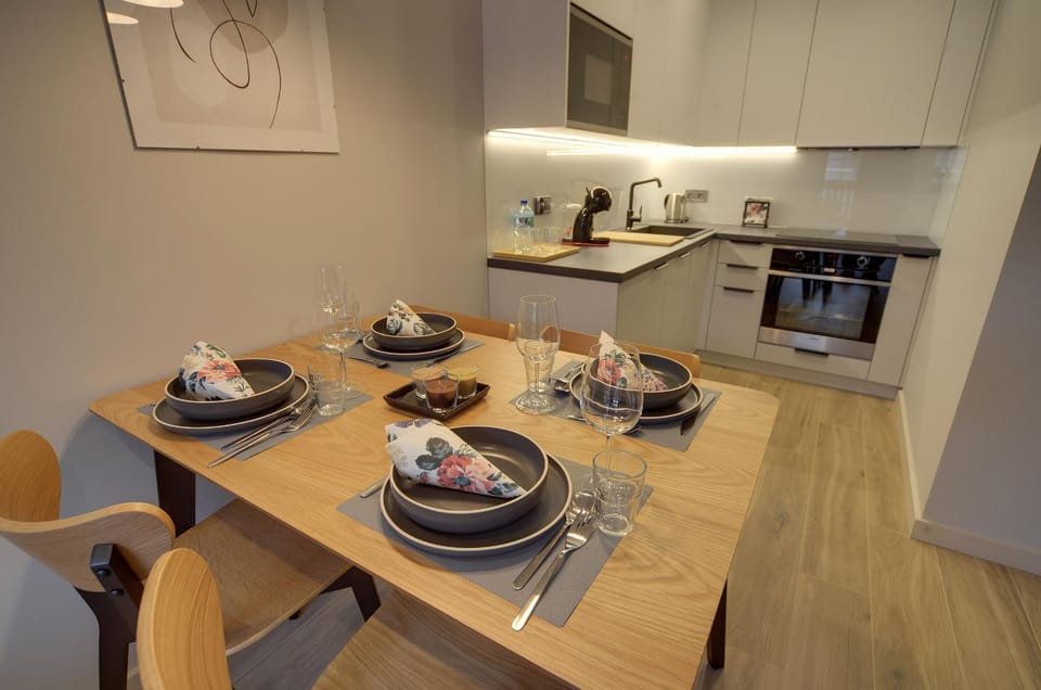 Kitchen or kitchenette, Dining area
