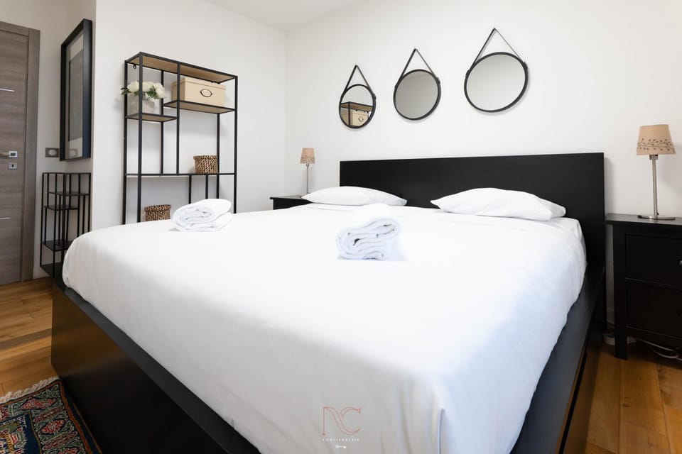 Photo of the whole room, Bedroom