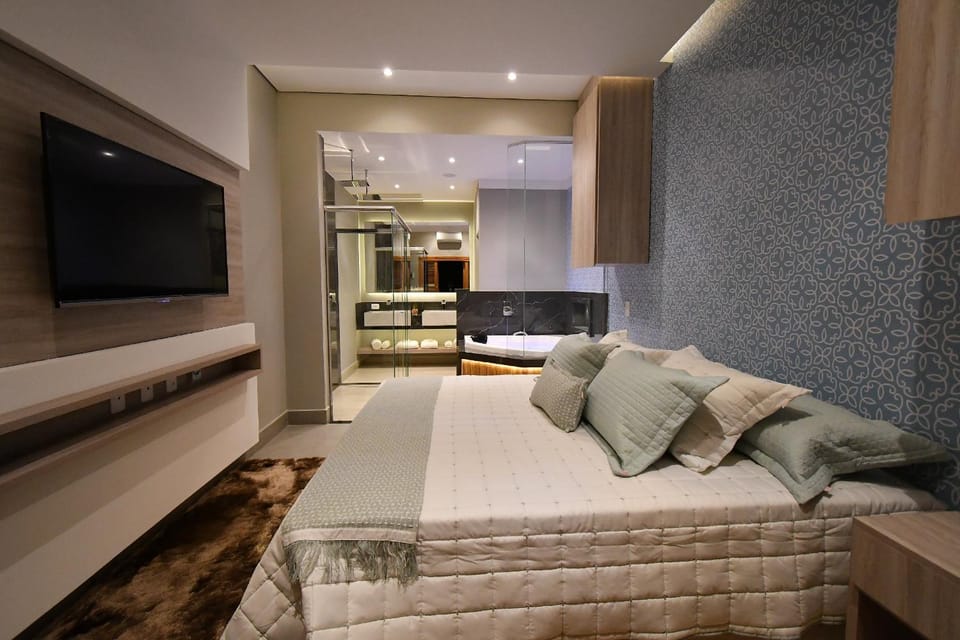 Shower, Bed, Hot Tub, Bathroom, TV and multimedia, Bath, microwave, wardrobe