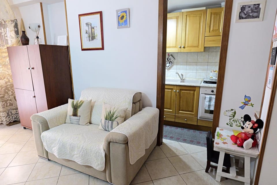 Kitchen or kitchenette, Living room, Seating area, Dining area, oven, stove
