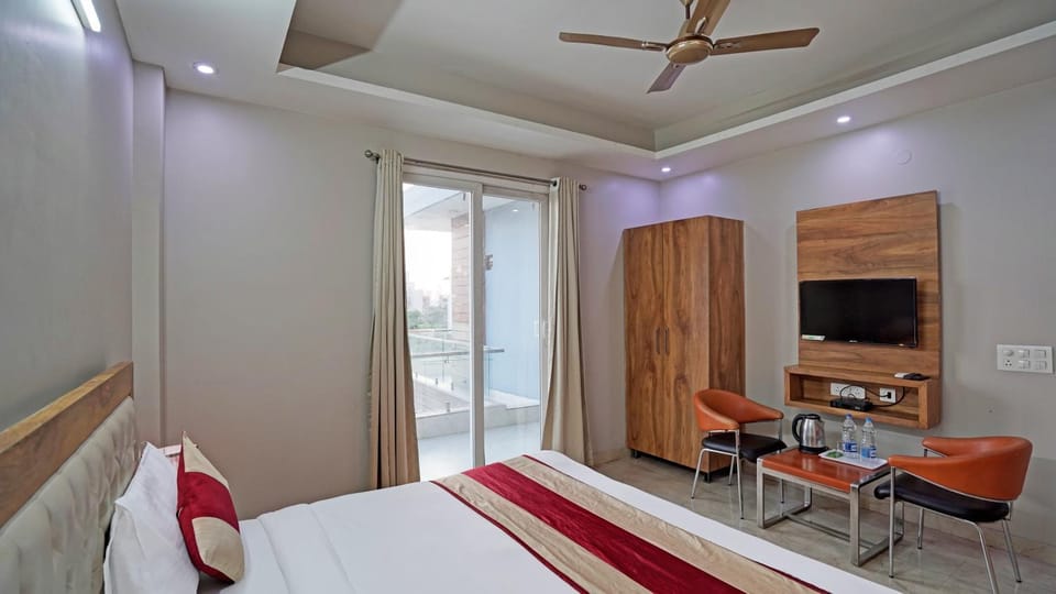 Communal lounge/ TV room, Bed, Photo of the whole room, Seating area, Evening entertainment, Bedroom, wardrobe