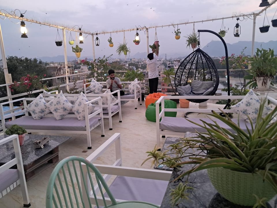 Raahi Backpacker's Hostel- Lake View Hostel in Udaipur