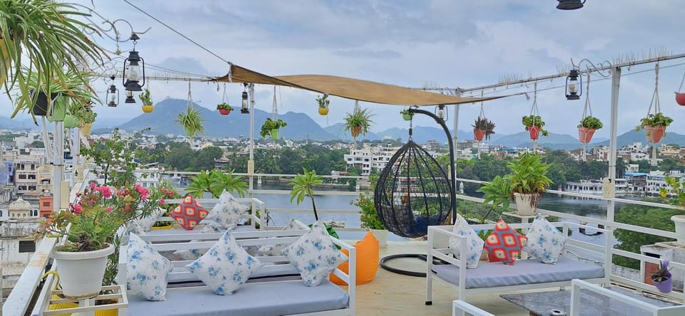 Raahi Backpacker's Hostel- Lake View Hostel in Udaipur