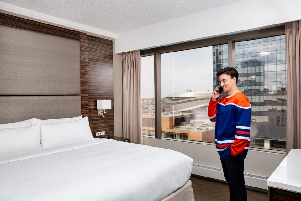 Bed, Bedroom, Entertainment