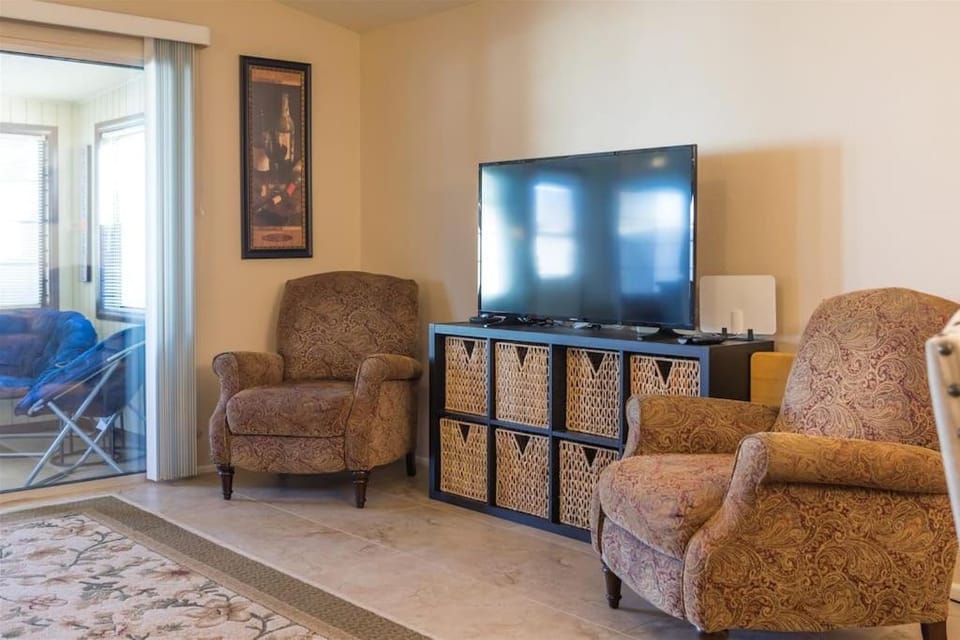 Cozy, quiet house, covered patio dining, sun room House in Chandler